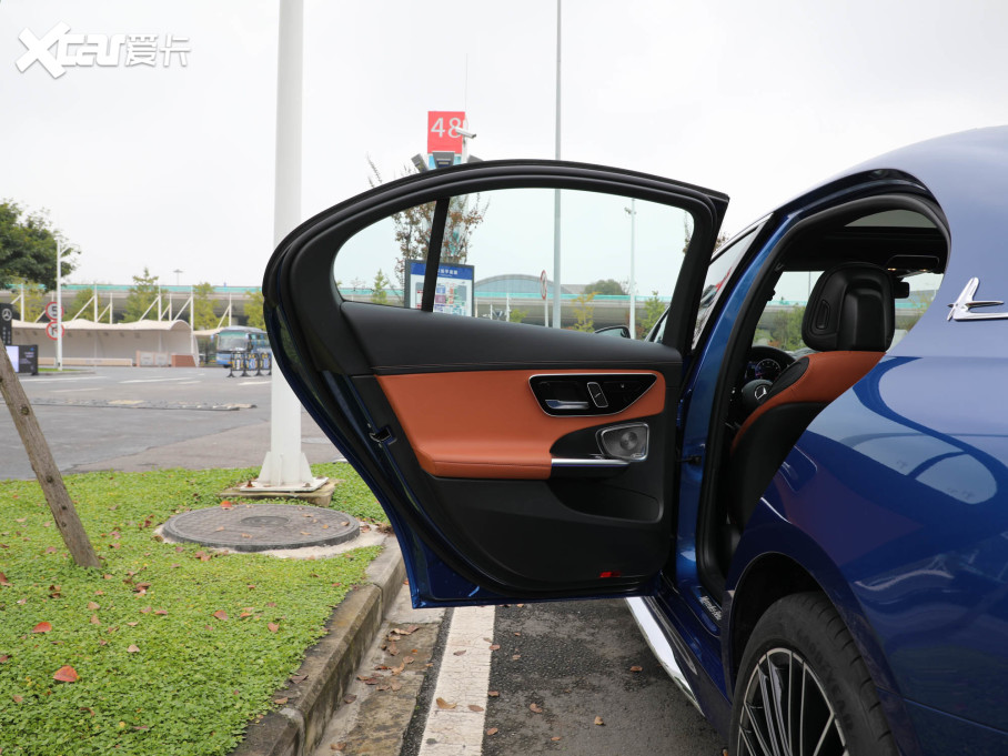 2022YC C 260 L \Ӱ