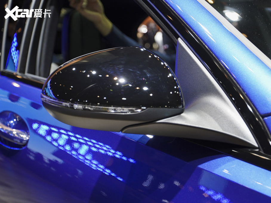 2022��YC�� C 260 L �\�Ӱ� 4MATIC