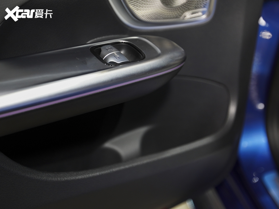 2022��YC�� C 260 L �\(y��n)�Ӱ� 4MATIC