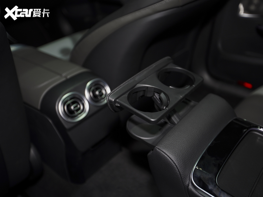 2022��YC�� C 260 L �\�Ӱ� 4MATIC