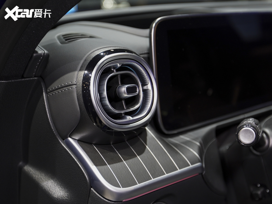 2022��YC�� C 260 L �\�Ӱ� 4MATIC