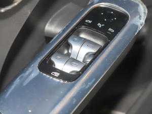 2022款C 260 L 主驾车窗控制区	