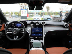 2022款C 260 L 运动版 内饰全景