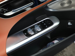 2022款C 260 L 运动版 主驾车窗控制区	