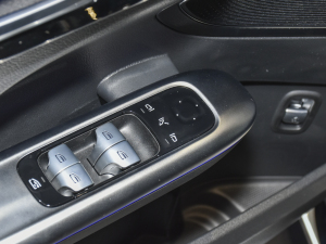 2022款改款 C 260 L 运动版 主驾车窗控制区	