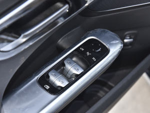 2022款改款 C 260 L 主驾车窗控制区	