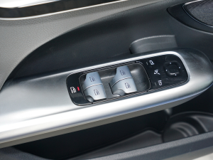 2022款改款 C 200 L 运动版 主驾车窗控制区	