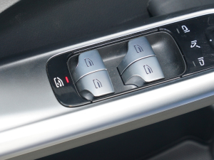 2022Ŀ C 200 L \Ӱ п؅^