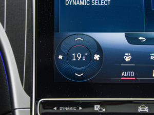 2022Ŀ C 260 L ҹ\Ӱ {{