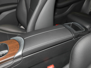 2022款300 L 4MATIC 动感型 中央扶手箱