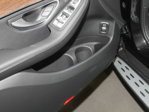 2022款300 L 4MATIC 动感型 前门储物空间