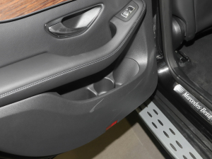 2022款300 L 4MATIC 动感型 后门储物空间