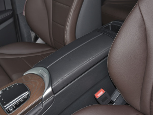 2022款300 L 4MATIC 豪华型 中央扶手箱