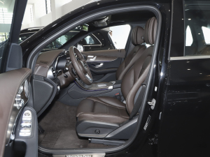 2022款改款 260 L 4MATIC 动感型 前排空间