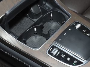 2022款改款 260 L 4MATIC 动感型 前排杯架