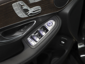 2022款改款 260 L 4MATIC 动感型 主驾车窗控制区	