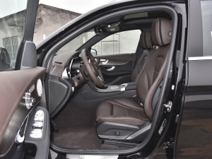 2022款改款 300 L 4MATIC 动感型 前排空间