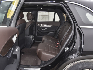 2022款改款 300 L 4MATIC 动感型 后排空间