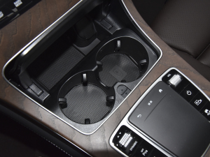 2022款改款 300 L 4MATIC 动感型 前排杯架