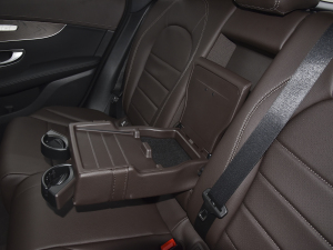 2022款改款 300 L 4MATIC 动感型 后排中央扶手功能