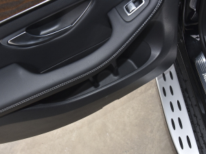 2022款改款 300 L 4MATIC 动感型 后门储物空间