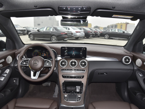2022款改款 300 L 4MATIC 动感型 内饰全景