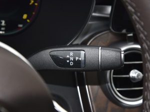 2022款改款 300 L 4MATIC 动感型 换挡杆