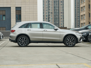 2022款260 L 4MATIC 豪华型 正侧（右）