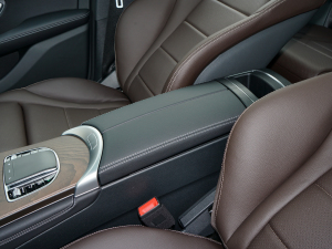 2022款260 L 4MATIC 豪华型 中央扶手箱