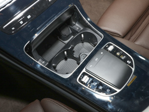 2022款改款二 260 L 4MATIC 动感型 前排杯架