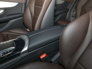 2022款改款二 260 L 4MATIC 动感型 中央扶手箱