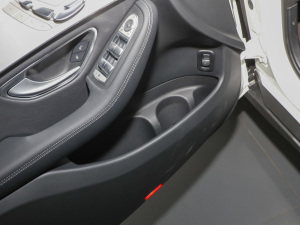 2022款改款二 260 L 4MATIC 动感型 前门储物空间
