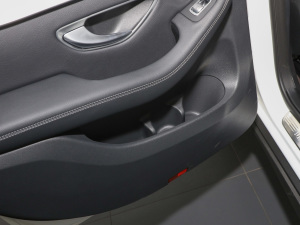 2022款改款二 260 L 4MATIC 动感型 后门储物空间