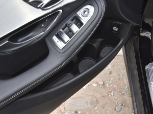 2022款改款三 GLC 260 L 4MATIC 动感型 前门储物空间