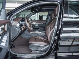 2022款改款二 GLC 260 L 4MATIC 豪华型 前排空间