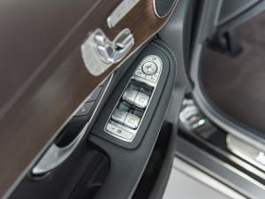 2022款改款二 GLC 260 L 4MATIC 豪华型 主驾车窗控制区	