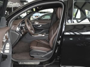 2022款改款二 GLC 300 L 4MATIC 豪华型 前排空间
