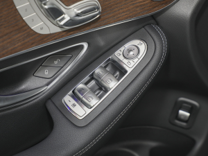 2022款改款二 GLC 300 L 4MATIC 豪华型 主驾车窗控制区	