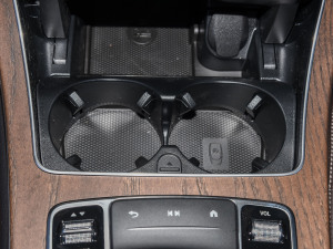 2022款改款 GLC 300 L 4MATIC 动感型臻藏版 前排杯架