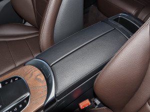 2022款改款 GLC 300 L 4MATIC 动感型臻藏版 中央扶手箱