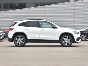 2022款GLA 220 4MATIC 正侧（右）