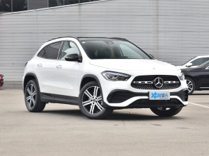 2022款GLA 220 4MATIC 右前45度