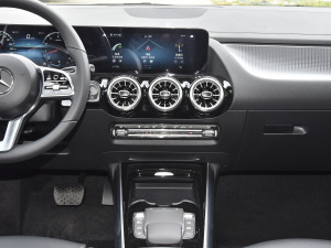 2022款GLA 220 4MATIC 中控台
