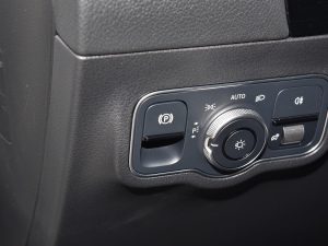 2022款GLA 220 4MATIC 驻车制动器
