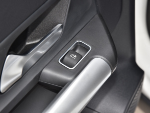 2022款GLA 220 4MATIC 后排车窗控制区