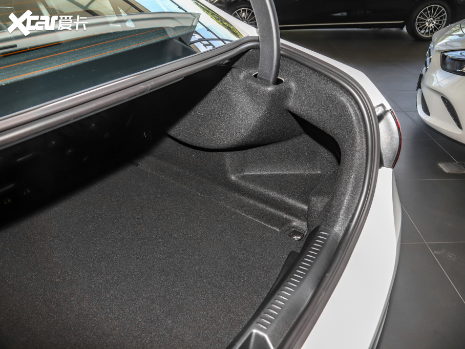 2022��YA�� A 180 L