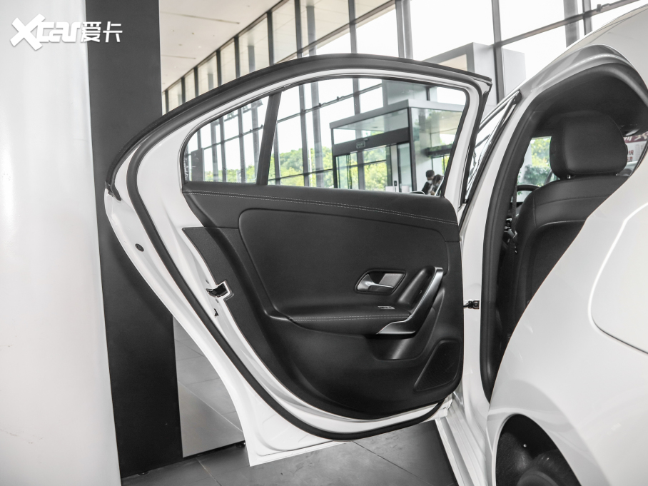 2022��YA�� A 180 L