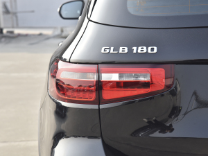2022Ŀ GLB 180 r ^