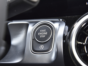 2022Ŀ GLB 180 r п؅^