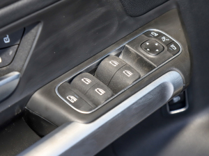 2022GLB 220 4MATIC п؅^(q)